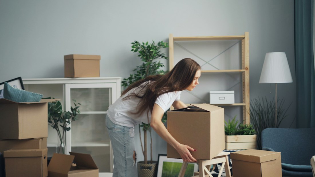 Umzugskartons in einer Wohnung